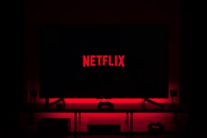 爱情电影海报，情侣在海边拥抱